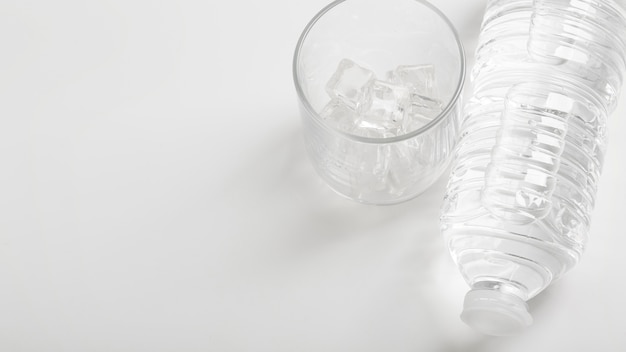 Glas Wasser und Plastikflasche weißer Kopierraum