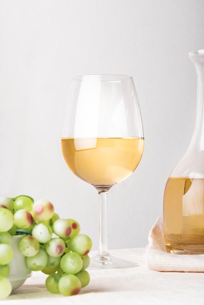 Kostenloses Foto glas wein mit grüner traubennahaufnahme