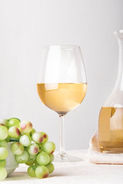 Glas Wein mit grüner Traubennahaufnahme