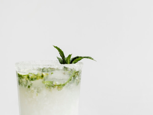 Kostenloses Foto glas weißes cocktail mit pfefferminz und gezuckertem rand