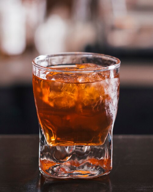 Glas Whisky mit Eiswürfel