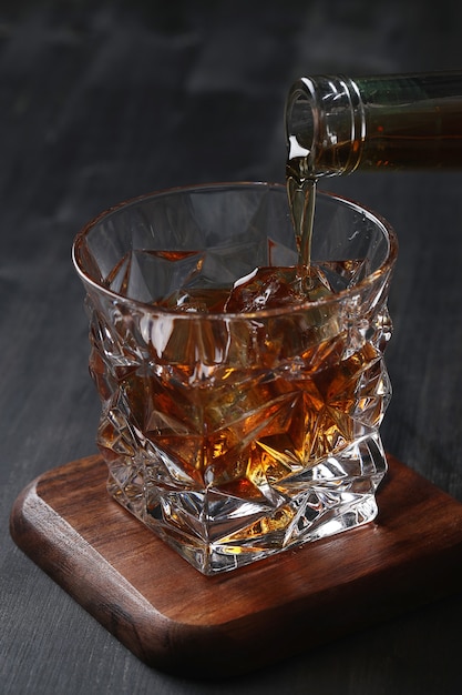 Glas Whisky oder Bourbon, nur mit Eis