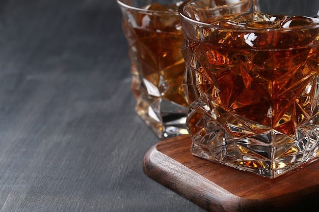 Kostenloses Foto glas whisky oder bourbon, nur mit eis