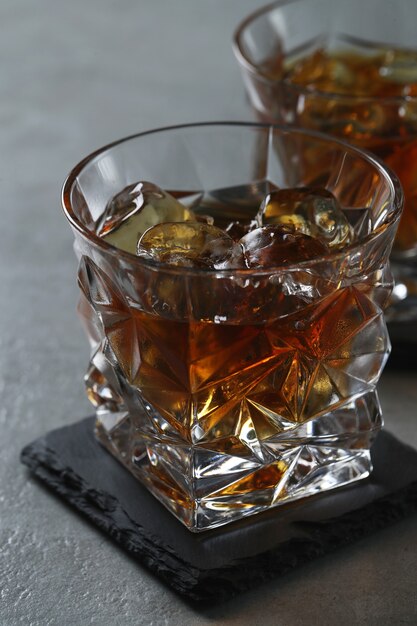 Glas Whisky oder Bourbon, nur mit Eis