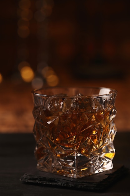 Glas Whisky oder Bourbon, nur mit Eis