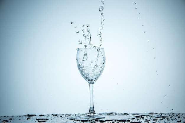 Kostenloses Foto glas wird mit wasser gefüllt