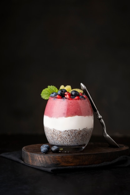 Kostenloses Foto glasbecher mit köstlichem brasilianischem acai-dessert