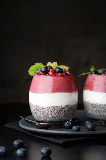 Glasbecher mit köstlichem brasilianischem Acai-Dessert