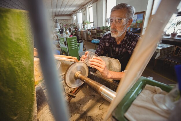 Glasbläser polieren und schleifen ein Glas