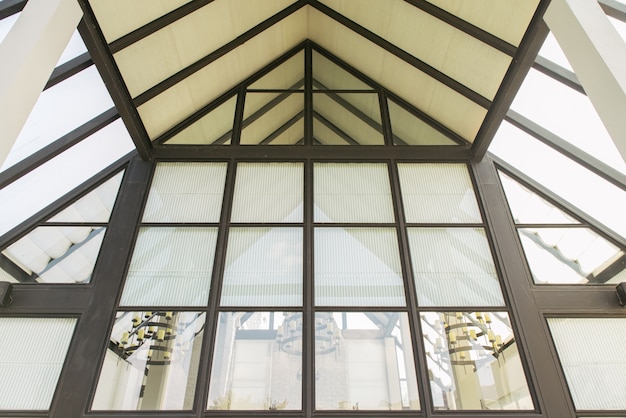 Glasdach des modernen Bürogebäudes.