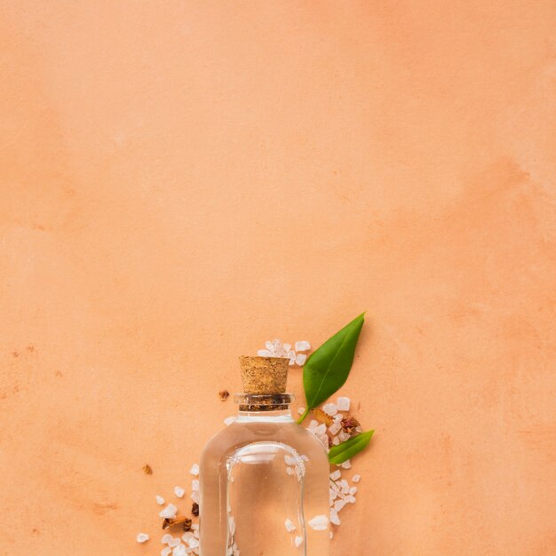Glasflasche auf orange Hintergrund mit Kopienraum