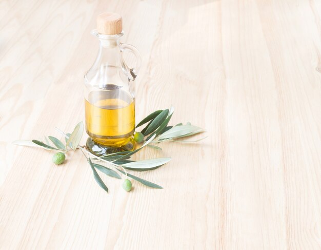 Glasflasche Olivenöl.