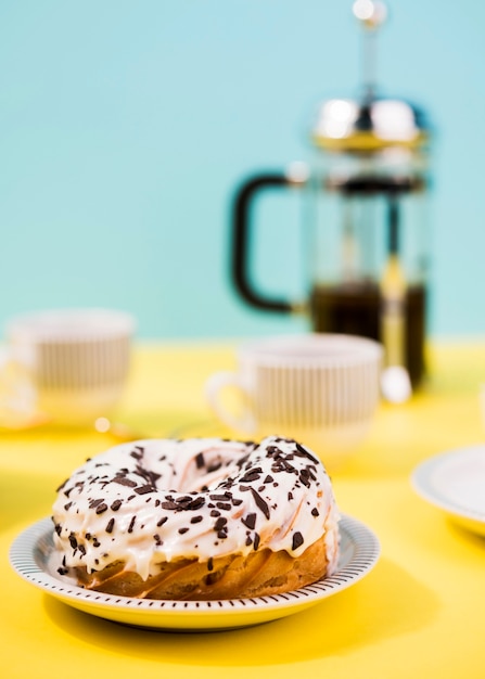 Glasierter Donut auf Teller