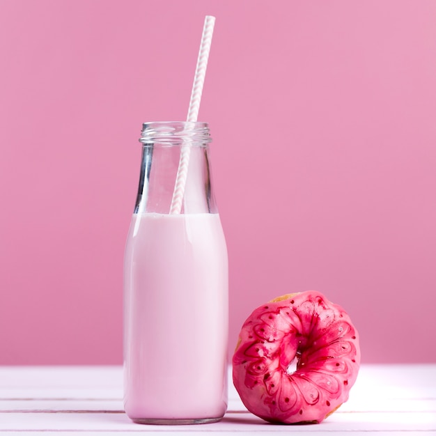 Glasierter Donut und Erdbeermilchshake