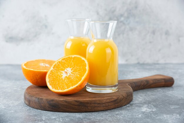 Glaskrüge Saft mit Scheibe Orangenfrucht.