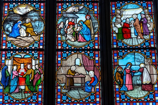 Glasmalerei in der kathedrale saint corentin im mittelalterlichen dorf quimper