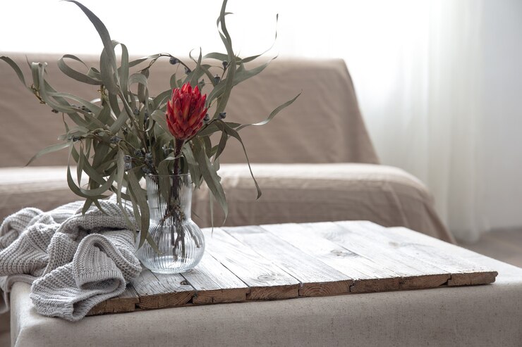 Kostenlose Foto glasvase mit protea-blume im inneren des raumes, kopienraum.