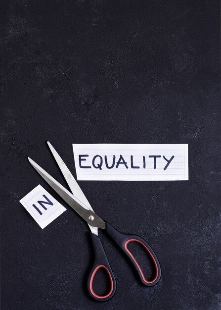 Gleichheits- und Ungleichheitskonzept auf schwarzem Hintergrund
