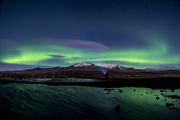 Kostenlose Foto gletscherberg mit aurora licht