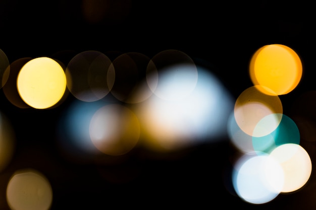 Kostenloses Foto glitter bokeh licht gegen einen schwarzen hintergrund