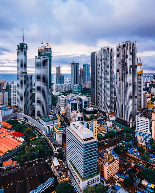 Glitzernde mit Glas und Aluminium verkleidete Wolkenkratzer während des Monsuns in den Gebieten Lower Parel und Worli in Mumbai