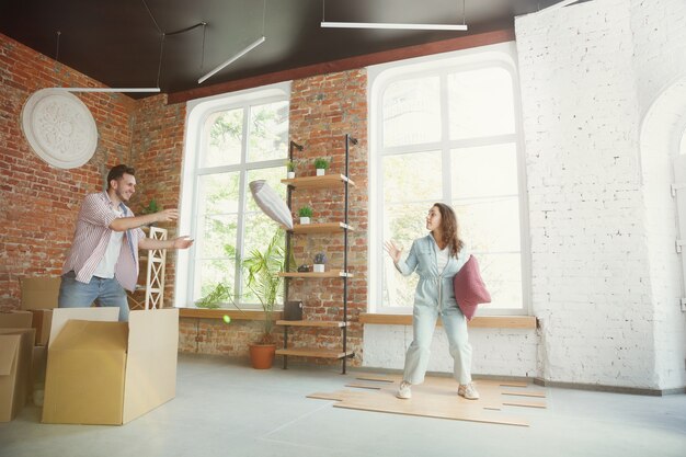 Glück. Junges Paar zog in ein neues Haus oder eine neue Wohnung. Sieh glücklich und selbstbewusst aus