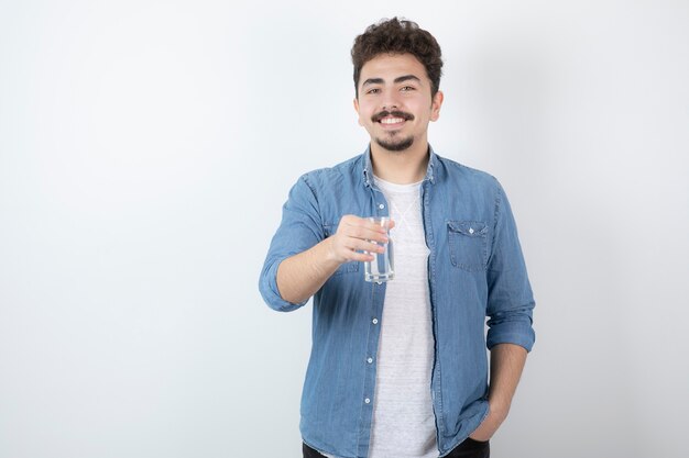 glücklich aussehender Mann mit Glas Wasser auf weiß.