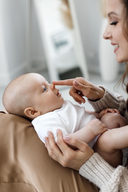 Glücklich lächelndes neugeborenes Baby in stilvoller Kleidung