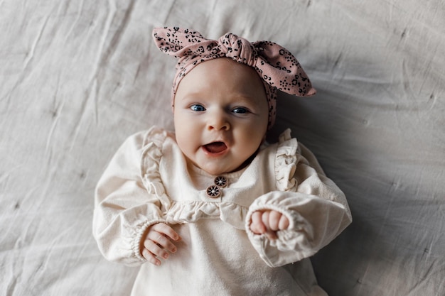 Kostenloses Foto glücklich lächelndes neugeborenes baby in stilvoller kleidung