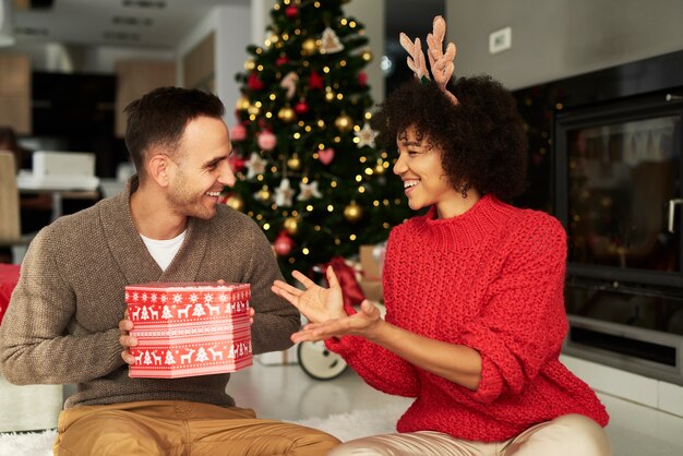 Glücklich über großes Weihnachtsgeschenk