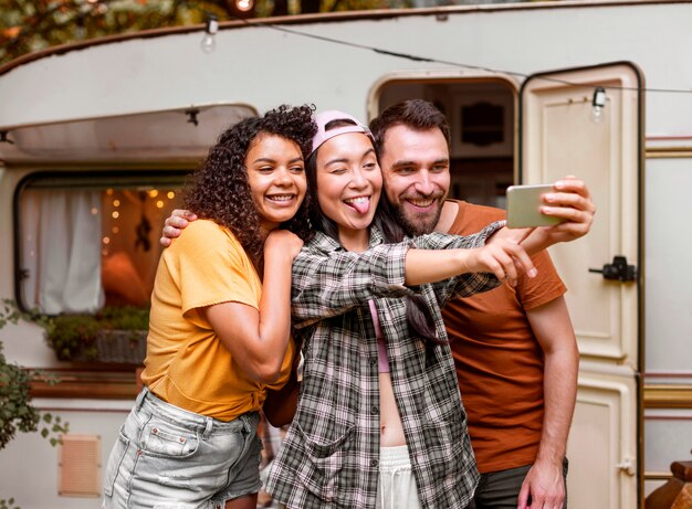 Glückliche abenteuerlustige freunde, die lustige gesichter machen