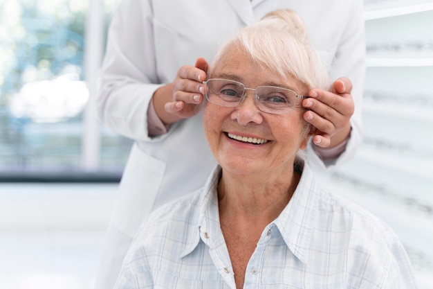 Glückliche ältere Frau mit Brille