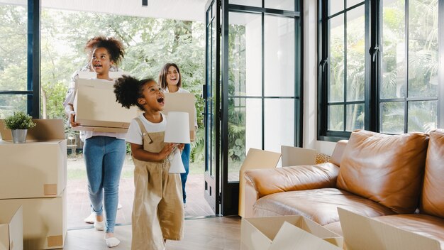 Glückliche afroamerikanische junge Familie kaufte neues Haus.