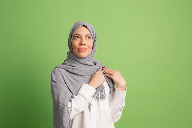 Glückliche arabische Frau im Hijab