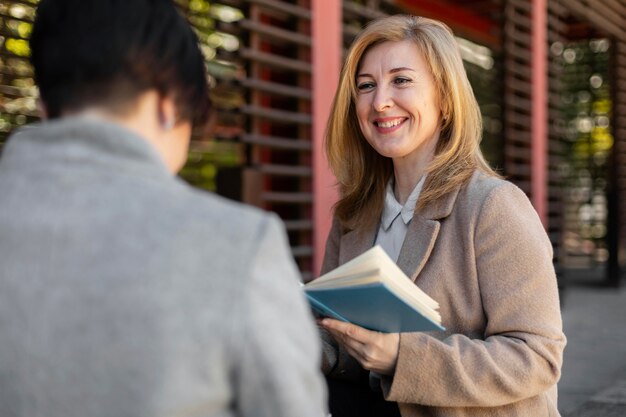 Glückliche beste Freunde mittleren Alters, die Zeit zusammen in der Stadt verbringen