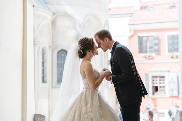 Glückliche Bräute am Tag ihrer Hochzeit