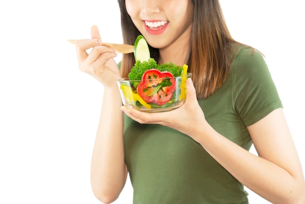 Glückliche Dame genießt, Gemüsesalat zu essen