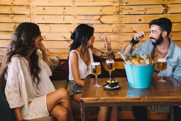 Glückliche drei Freunde in bar