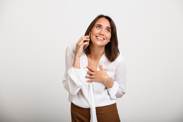 Glückliche elegante Frau, die Telefon spricht