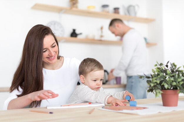 Glückliche Eltern in der Küche mit Kind