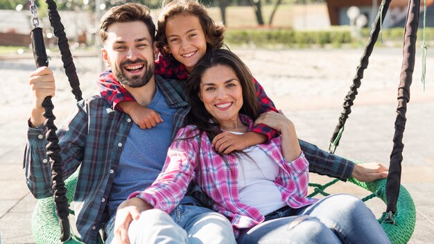 Glückliche Eltern und Sohn zusammen im Park