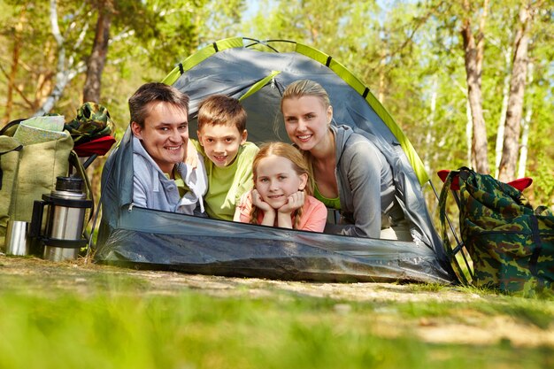 Glückliche Familie auf einem Camping-Ausflug