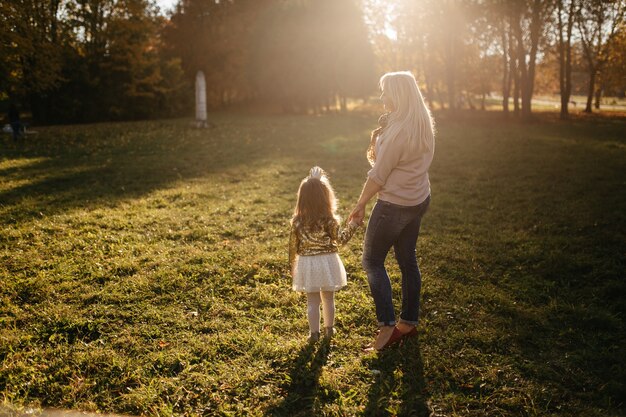 Glückliche Familie auf Herbstspaziergang