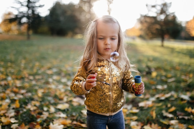 Kostenloses Foto glückliche familie auf herbstspaziergang