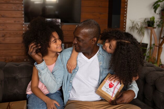 Glückliche familie der mittleren aufnahme, die zu hause feiert