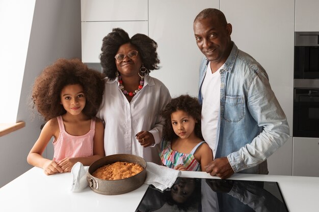 Glückliche familie der mittleren aufnahme, die zu hause feiert