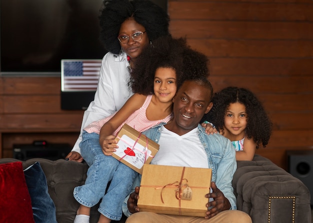 Kostenloses Foto glückliche familie der mittleren aufnahme, die zu hause feiert