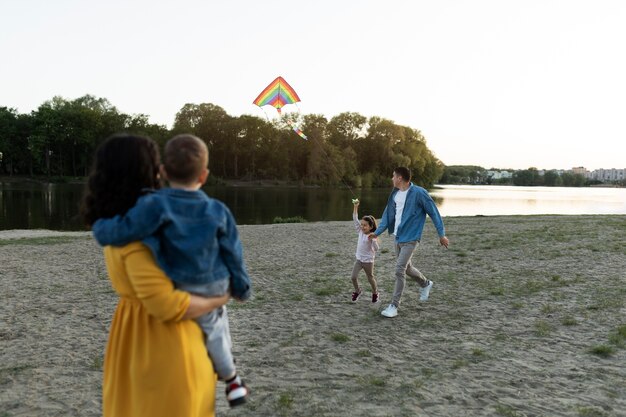 Glückliche Familie der Seitenansicht mit Drachen