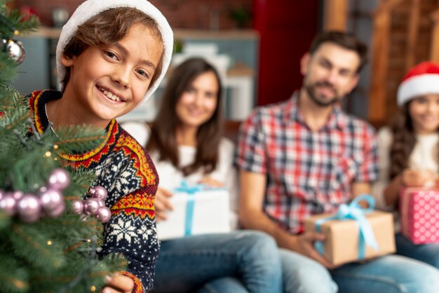 Glückliche Familie des mittleren Schusses, die zuhause sitzt