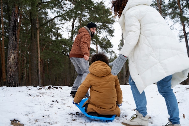 Glückliche familie, die draußen spaß hat